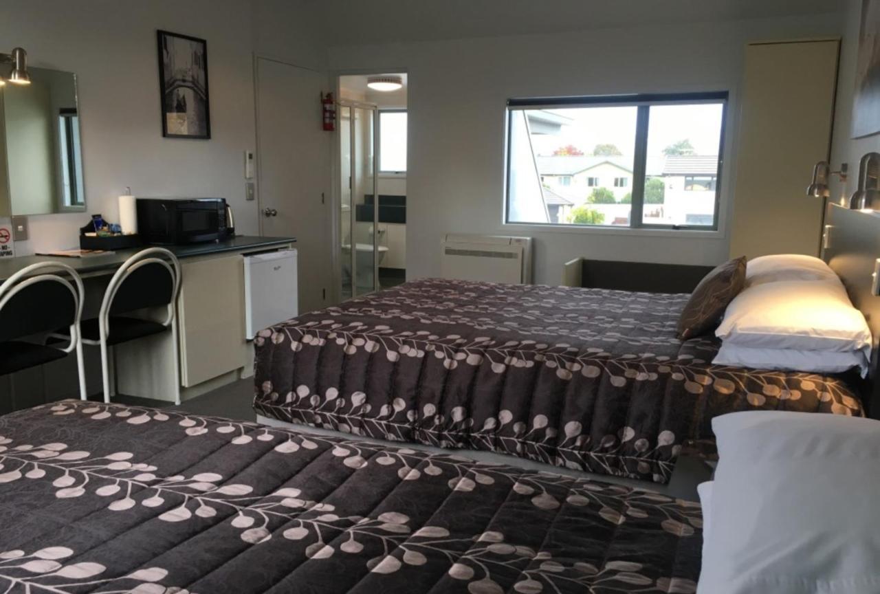 Colonial Manor Motel 4*