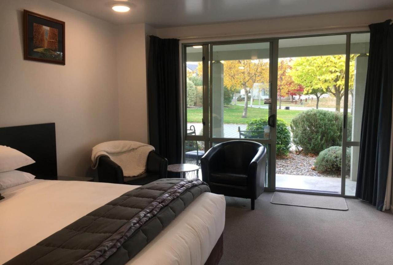Colonial Manor 4*